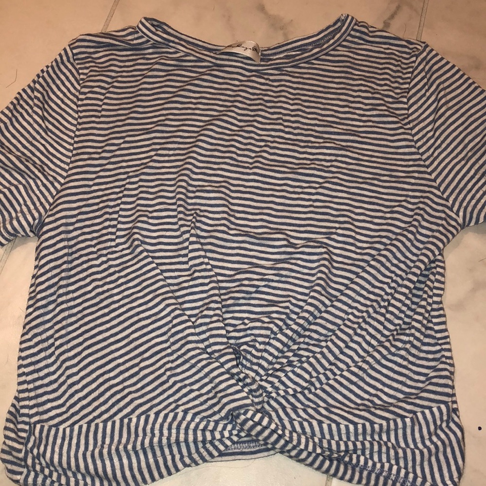 BLUE AND WHITE STRIPED SHIRT//